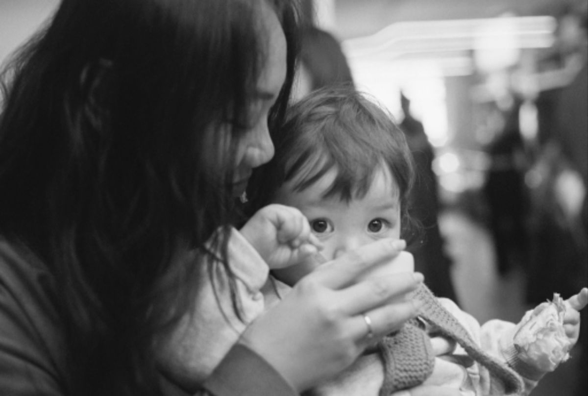 remus drinkt een babyccino bij mama